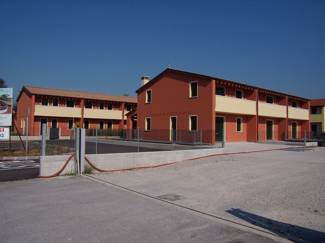 Costruzione di 7 abitazioni a schiera a Bessica di Loria (TV) in lottizzazione Enego
