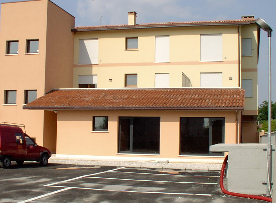 10 appartamenti e 4 negozi   a Belvedere di Tezze sul Brenta (VI) in Via Nazionale