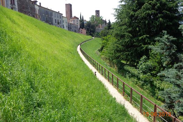 Realizzazione di vialetti pedonali a  Bassano  del  Grappa in prossimità di Via Santa Caterina